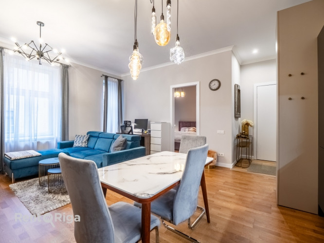 Izsmalcināts 2-istabu dzīvoklis renovētā namā Rīgas centrā!  Piedāvājam iegādei elegantu Rīga - foto 7