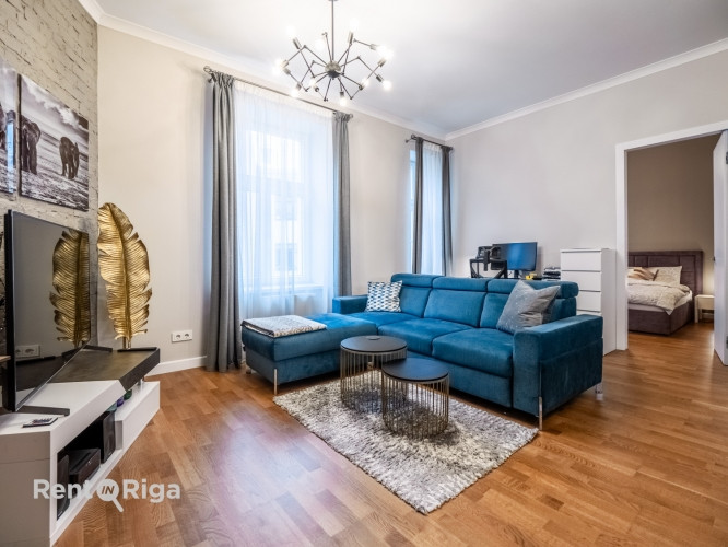 Izsmalcināts 2-istabu dzīvoklis renovētā namā Rīgas centrā!  Piedāvājam iegādei elegantu Rīga - foto 1