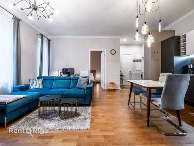 Izsmalcināts 2-istabu dzīvoklis renovētā namā Rīgas centrā!  Piedāvājam iegādei elegantu Rīga - foto 3