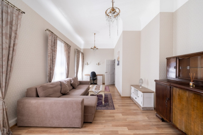 Izīrē elegantu 2 istabu dzīvokli pašā Rīgas centrā  Piedāvājumā mājīgs un pārdomāti Rīga - foto 1
