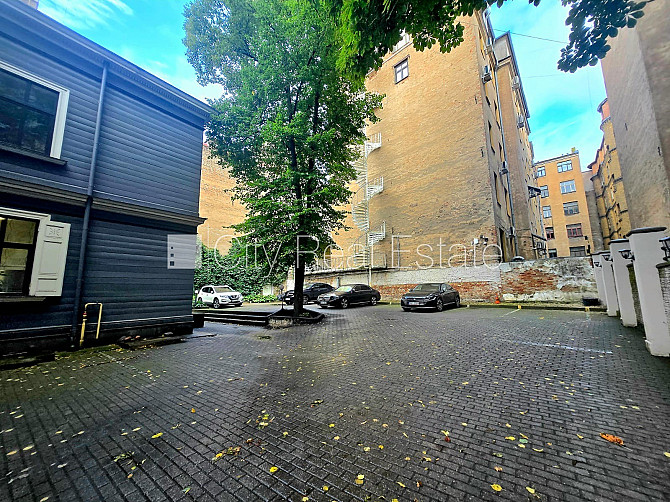 Fasādes māja, restaurēta māja, labiekārtots apzaļumots pagalms, iespēja nomāt Rīga - foto 8