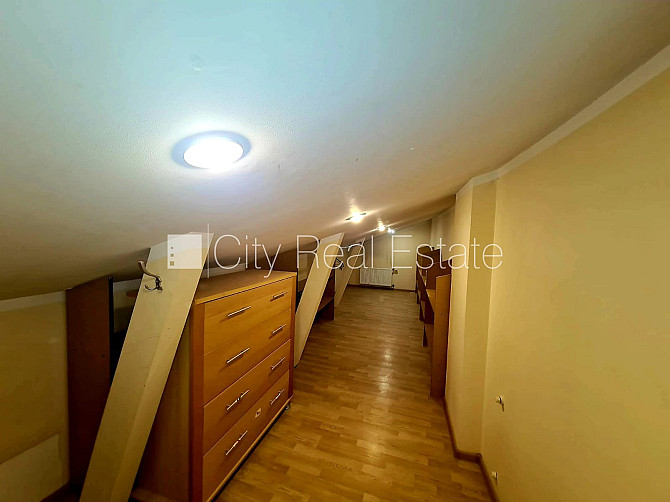 Fasādes māja, renovēta māja, ieeja no ielas, logi vērsti mājas abās pusēs, istabas Rīga - foto 16
