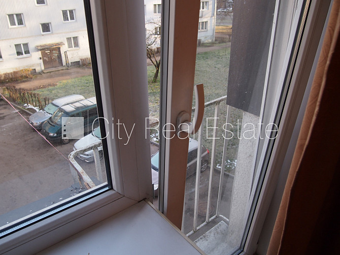 Labiekārtots apzaļumots pagalms, vieta automašīnai, franču balkons, logi vērsti uz pagalma Rīga - foto 10