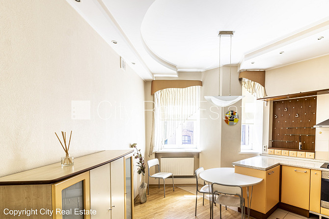 Renovēta māja, kāpņu telpa pēc kosmētiskā remonta, logi vērsti mājas abās pusēs, Rīga - foto 7