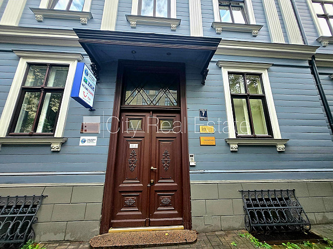 Koka māja, fasādes māja, restaurēta māja, labiekārtots apzaļumots pagalms, slēgts pagalms, Rīga - foto 2