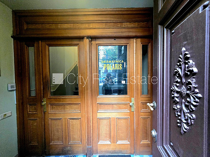 Koka māja, fasādes māja, restaurēta māja, labiekārtots apzaļumots pagalms, slēgts pagalms, Rīga - foto 3