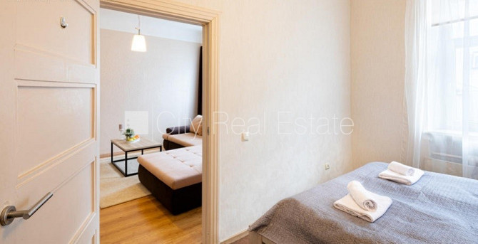 Fasādes māja, renovēta māja, ieeja no ielas, kāpņu telpa pēc kosmētiskā remonta, logi Rīga - foto 7