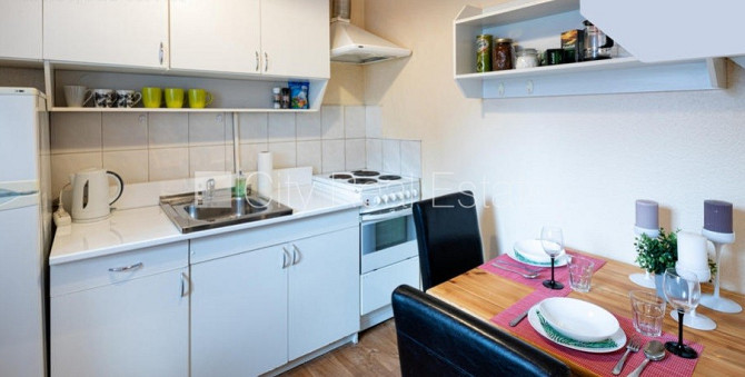 Fasādes māja, renovēta māja, ieeja no ielas, kāpņu telpa pēc kosmētiskā remonta, logi Rīga - foto 8