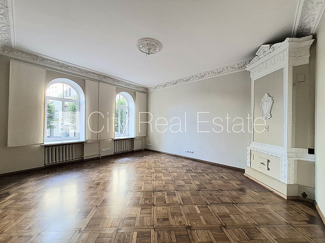 Фасадный дом, реновированный дом, вход с улицы, бельэтаж, лестничная клетка после Рига - изображение 1