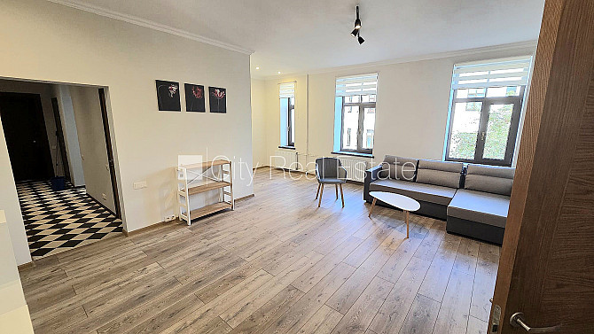 Fasādes māja, slēgts pagalms, ieeja no ielas un pagalma, kāpņu telpa pēc kosmētiskā Rīga - foto 2