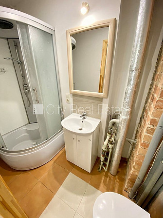 Pagalma ēka, renovēta māja, slēgts pagalms, ieeja no ielas, kāpņu telpa pēc kosmētiskā Rīga - foto 5