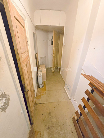 Pagalma māja, slēgts pagalms, ieeja no ielas, kāpņu telpa pēc kosmētiskā remonta, logi Rīga - foto 19
