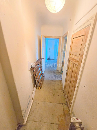 Pagalma māja, slēgts pagalms, ieeja no ielas, kāpņu telpa pēc kosmētiskā remonta, logi Rīga - foto 17