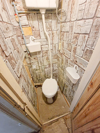 Pagalma māja, slēgts pagalms, ieeja no ielas, kāpņu telpa pēc kosmētiskā remonta, logi Rīga - foto 18