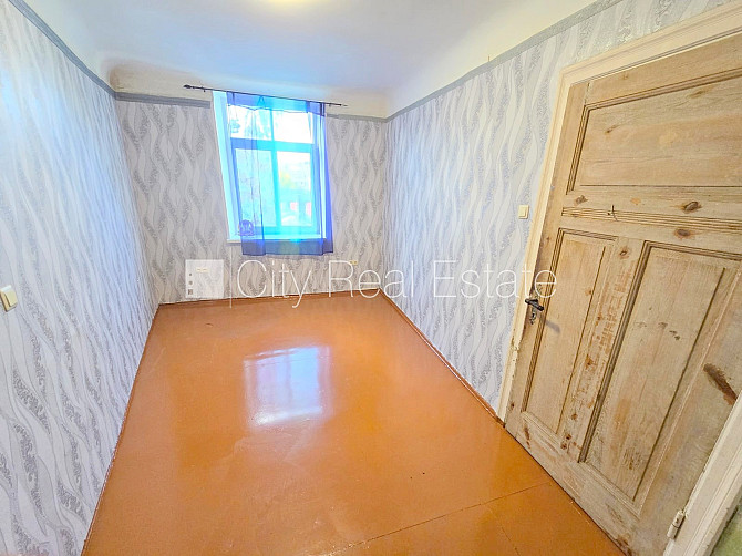 Pagalma māja, slēgts pagalms, ieeja no ielas, kāpņu telpa pēc kosmētiskā remonta, logi Rīga - foto 7