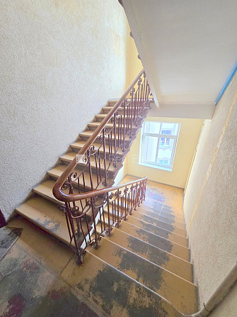 Pagalma māja, slēgts pagalms, ieeja no ielas, kāpņu telpa pēc kosmētiskā remonta, logi Rīga - foto 20