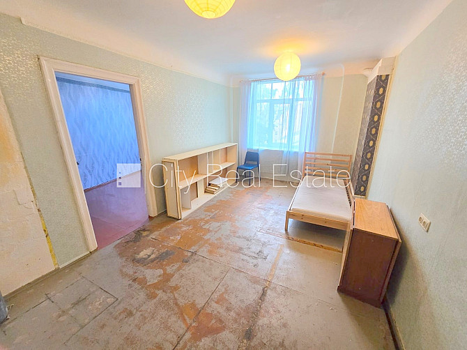 Pagalma māja, slēgts pagalms, ieeja no ielas, kāpņu telpa pēc kosmētiskā remonta, logi Rīga - foto 4