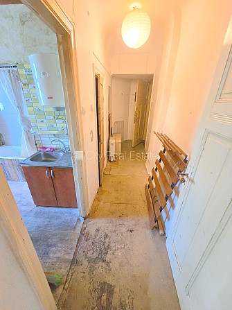 Pagalma māja, slēgts pagalms, ieeja no ielas, kāpņu telpa pēc kosmētiskā remonta, logi Rīga - foto 11
