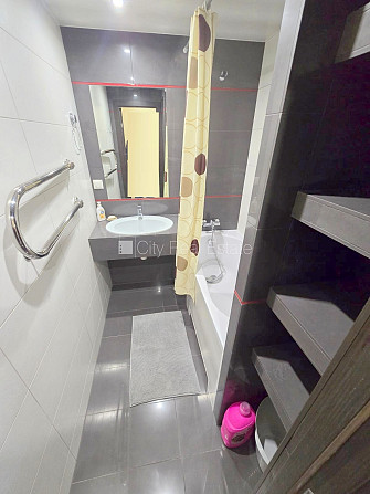 Fasādes māja, ieeja no ielas, teritorijas stāvlaukums noklāts ar asfaltbetona segumu , ir Rīga - foto 20