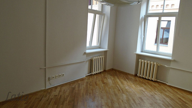 Tiek izīrēts dzīvoklis renovētā pagalma mājā pašā pilsētas centrā. Līdzās veikali, Rīga - foto 2