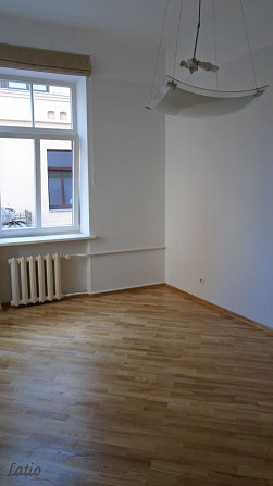 Tiek izīrēts dzīvoklis renovētā pagalma mājā pašā pilsētas centrā. Līdzās veikali, Rīga - foto 3
