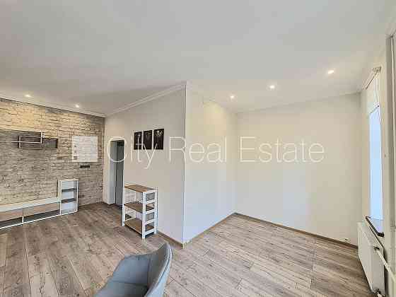 Фасадный дом, закрытый двор, вход с улицы и со двора, лестничная клетка после Rīga