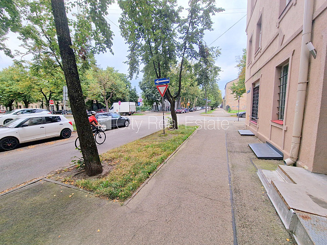 Fasādes māja, ieeja no ielas, kāpņu telpa pēc kosmētiskā remonta, logi vērsti uz ielas Rīga - foto 20