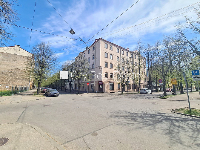 Fasādes māja, ieeja no ielas, kāpņu telpa pēc kosmētiskā remonta, logi vērsti uz ielas Rīga - foto 18