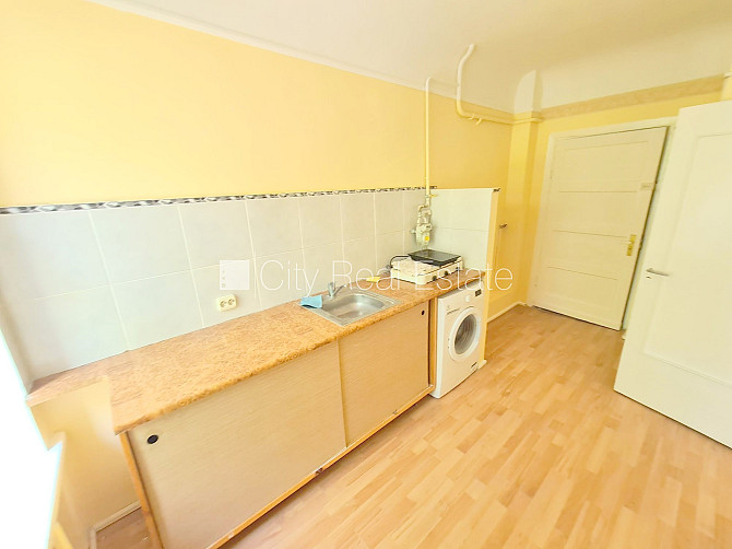 Fasādes māja, ieeja no ielas, kāpņu telpa pēc kosmētiskā remonta, logi vērsti uz ielas Rīga - foto 3
