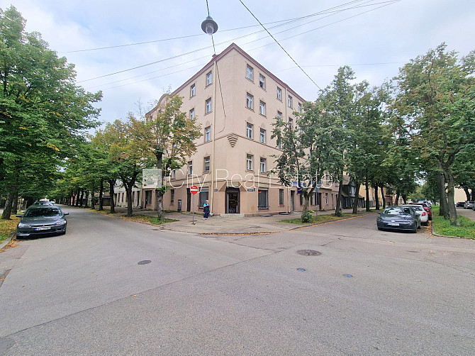 Fasādes māja, ieeja no ielas, kāpņu telpa pēc kosmētiskā remonta, logi vērsti uz ielas Rīga - foto 19