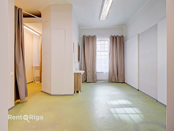 Izīrē svaigi remontētas telpas tieši pretī jaunajam projektam Tērbatas dārzs!  Ēka atrodas Rīga - foto 1