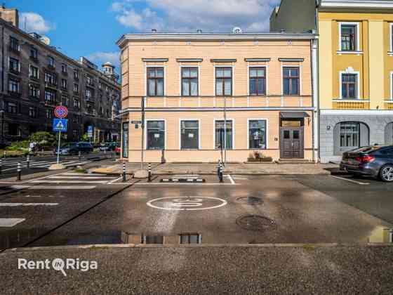 Сдаются светлые торговые помещения прямо напротив нового проекта Tērbatas dārzs! Rīga