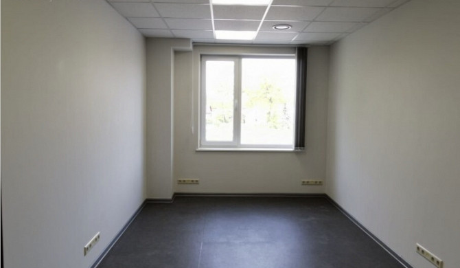 Iznomā 16,1 m biroju Dīķa ielā 44, Rīgā  Gaišs birojs centra Graudu Biroji 3. stāvā ar Rīga - foto 2