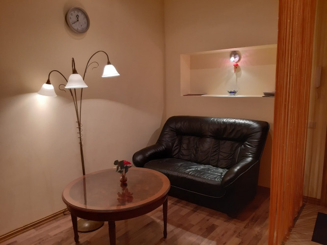 Izīrē 2 guļamistabu dzīvokli pilsētas centrā klusā iekšpagalma mājā.   Plānojums: divas Rīga - foto 1