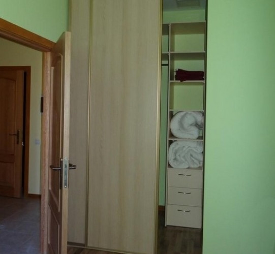 Izīrē 2 guļamistabu dzīvokli pilsētas centrā klusā iekšpagalma mājā.   Plānojums: divas Rīga - foto 6