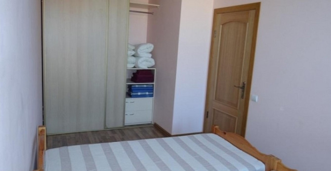 Izīrē 2 guļamistabu dzīvokli pilsētas centrā klusā iekšpagalma mājā.   Plānojums: divas Rīga - foto 3