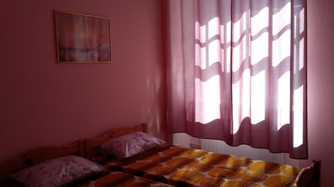 Izīrē 2 guļamistabu dzīvokli pilsētas centrā klusā iekšpagalma mājā.   Plānojums: divas Rīga - foto 7