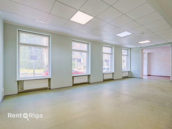 Izīrē plašas tirdzniecības telpas tieši pretī jaunajam projektam Tērbatas dārzs!  Ēka Rīga - foto 3