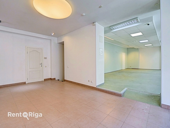 Izīrē plašas tirdzniecības telpas tieši pretī jaunajam projektam Tērbatas dārzs!  Ēka Rīga - foto 6