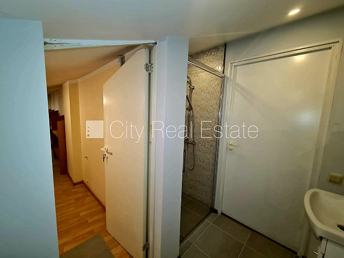 Fasādes māja, renovēta māja, ieeja no ielas, logi vērsti mājas abās pusēs, istabas Rīga - foto 15