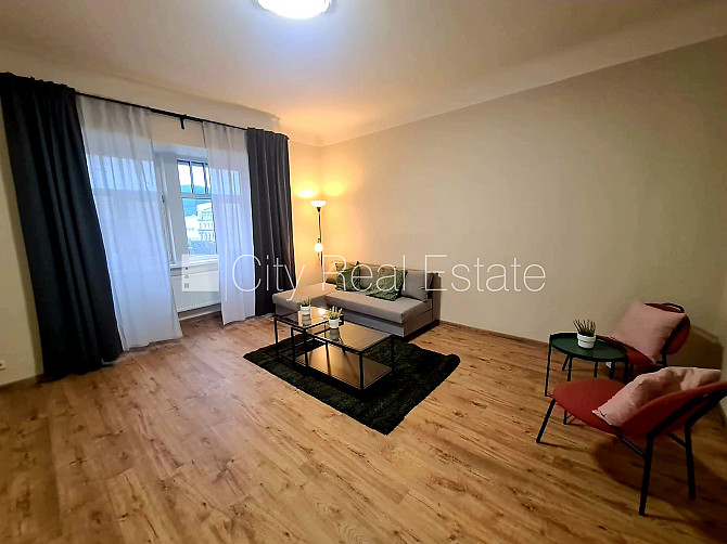 Fasādes māja, renovēta māja, ieeja no ielas, logi vērsti mājas abās pusēs, istabas Rīga - foto 1
