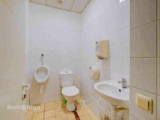 Аренда офиса в Пурвциемсе.  WC общего пользования.  Преимущества здания и Rīga