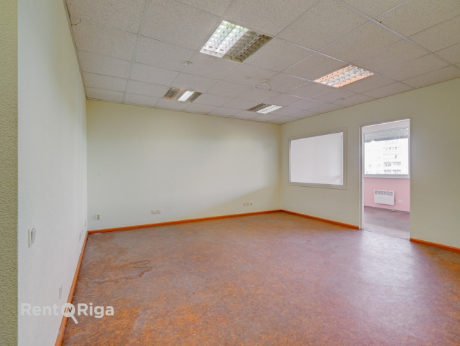 Iznomā telpas Purvciemā, Dzelzavas ielā  51 m, ar izeju uz balkonu.  4. stāvs. Telpām ir izeja Rīga - foto 7