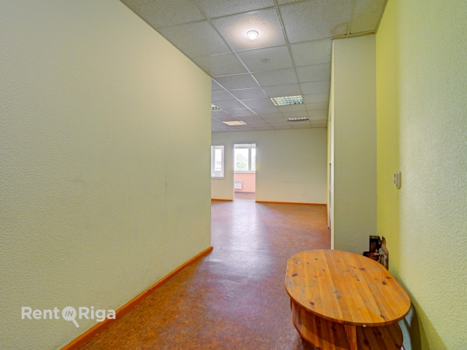 Iznomā telpas Purvciemā, Dzelzavas ielā  51 m, ar izeju uz balkonu.  4. stāvs. Telpām ir izeja Rīga - foto 9