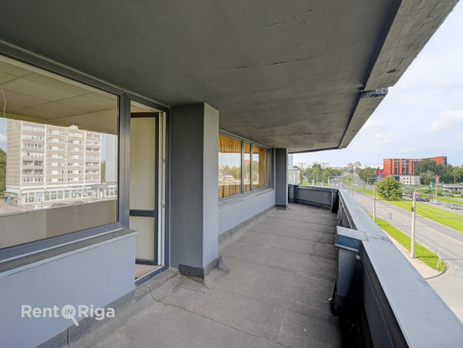 Iznomā telpas Purvciemā, Dzelzavas ielā  51 m, ar izeju uz balkonu.  4. stāvs. Telpām ir izeja Rīga - foto 1