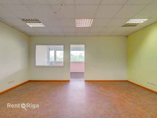 Iznomā telpas Purvciemā, Dzelzavas ielā  51 m, ar izeju uz balkonu.  4. stāvs. Telpām ir izeja Rīga - foto 5