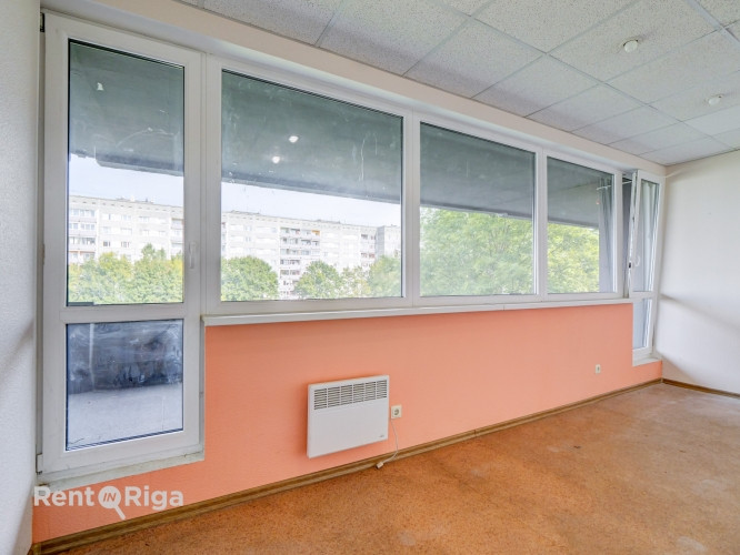 Iznomā telpas Purvciemā, Dzelzavas ielā  51 m, ar izeju uz balkonu.  4. stāvs. Telpām ir izeja Rīga - foto 2