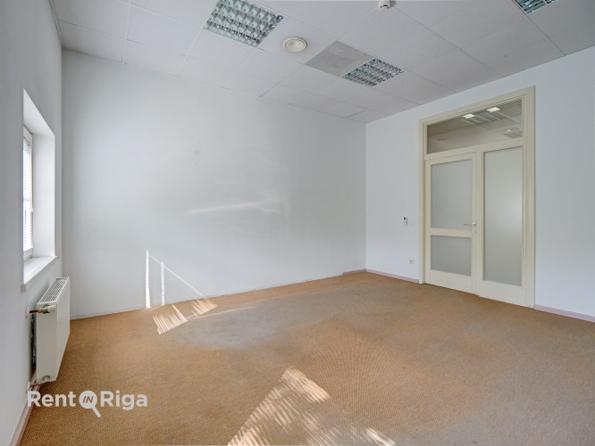 Nomai tiek piedāvātas plašas un funkcionālas biroja telpas Dārzciemā, Pildas ielā 16A. Rīga - foto 5