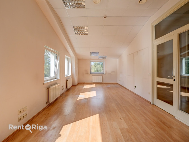 Nomai tiek piedāvātas plašas un funkcionālas biroja telpas Dārzciemā, Pildas ielā 16A. Rīga - foto 1