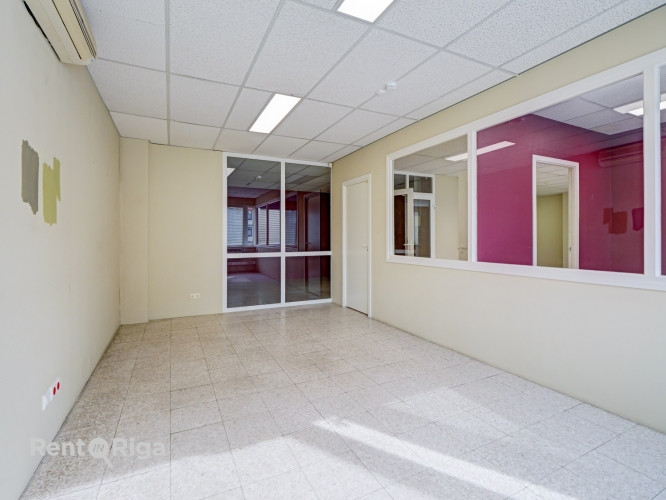 Iznomā biroja telpas Purvciemā  kabinetu plānojums, lifts un autostāvvieta.  Iznomā Rīga - foto 4